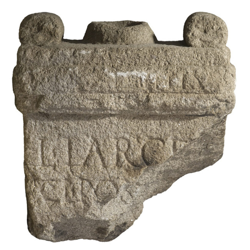 Reproducciones de aras romanas en el balneario de Lugo.